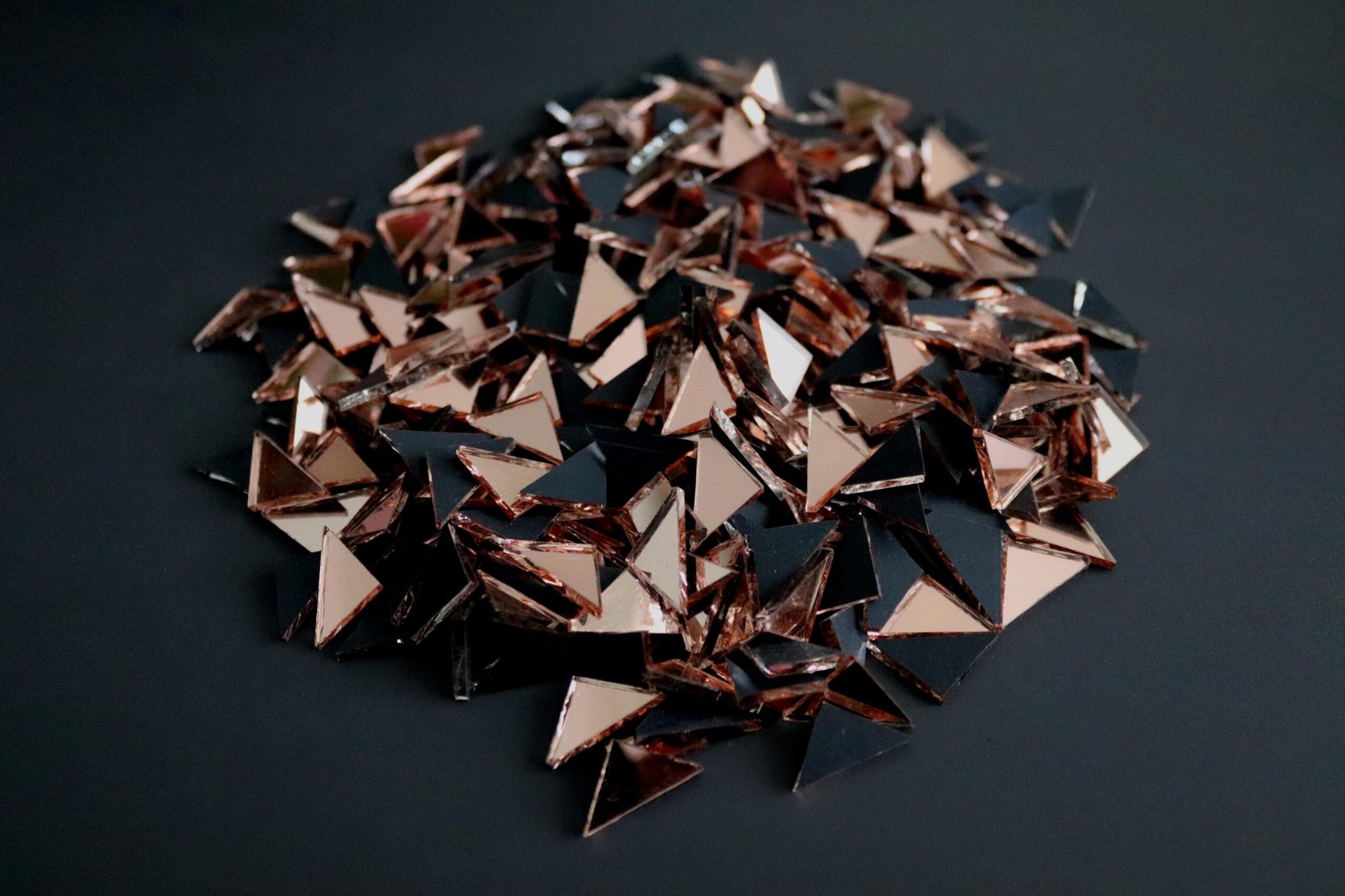 Mosaic 500 pieces triangular Rose gold mirror glass, 1x1x1.5 cm. - Image 3