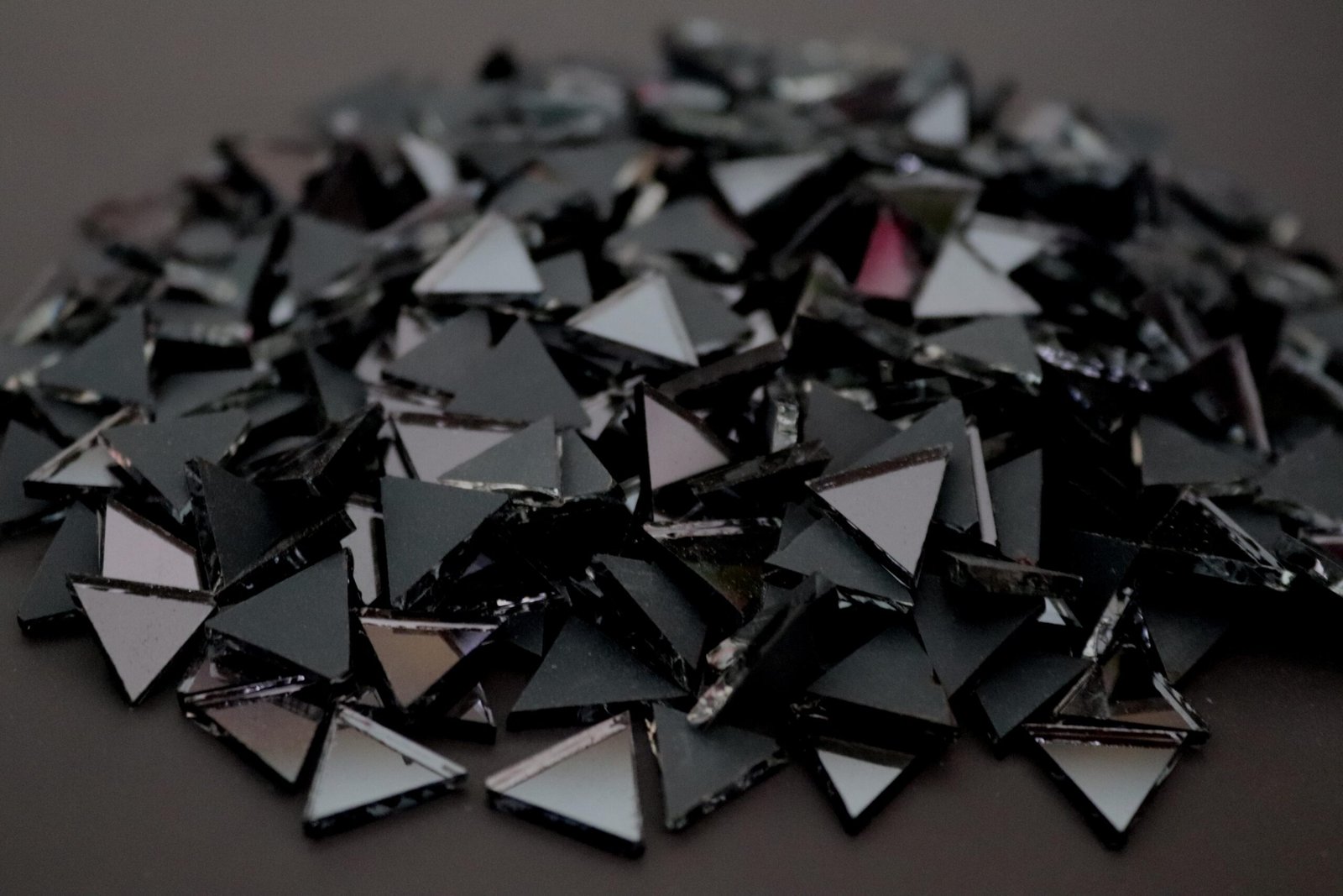 Mosaic 300 pieces triangular Grey mirror glass, 1x1x1 cm. - Image 3