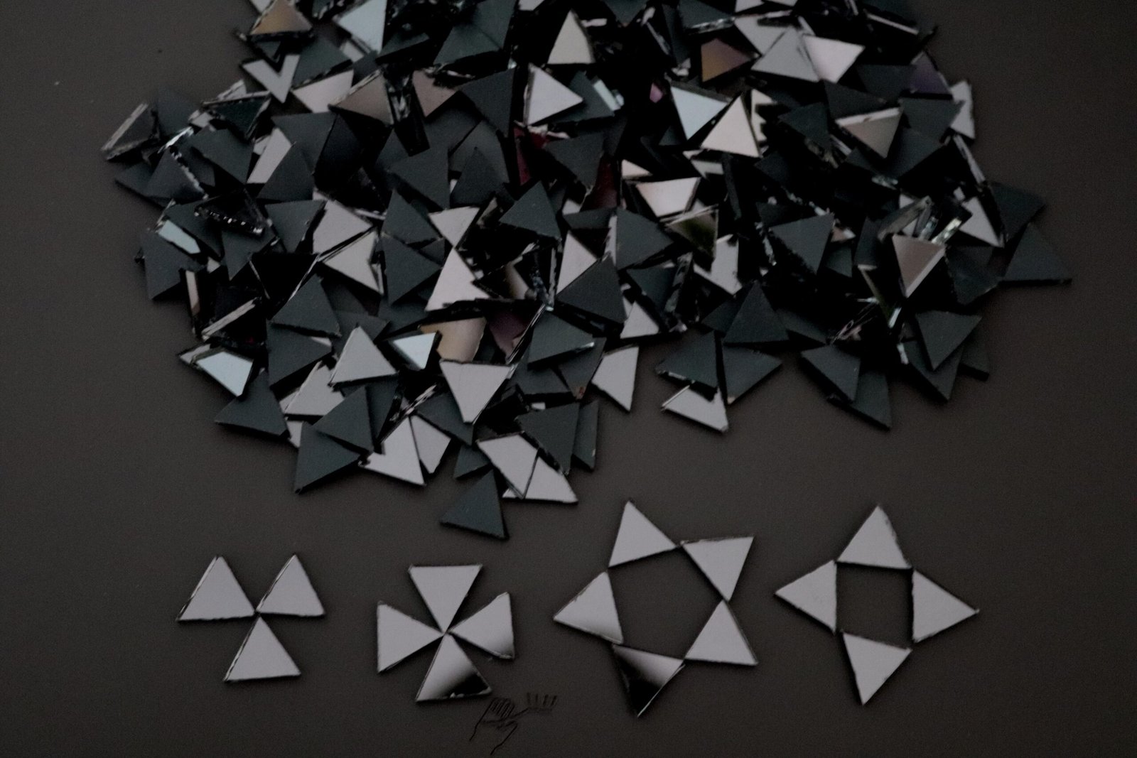 Mosaic 300 pieces triangular Grey mirror glass, 1x1x1 cm.