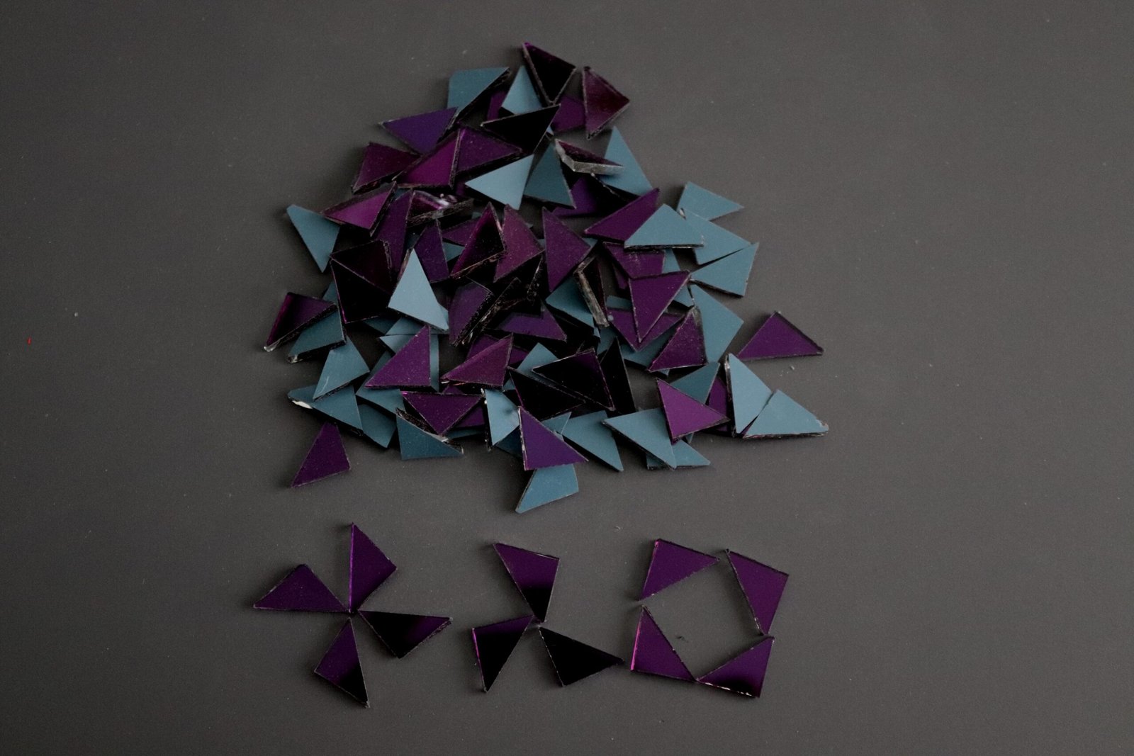 Mosaic 300 pieces triangular Purple mirror glass, 1x1x1.5 cm.