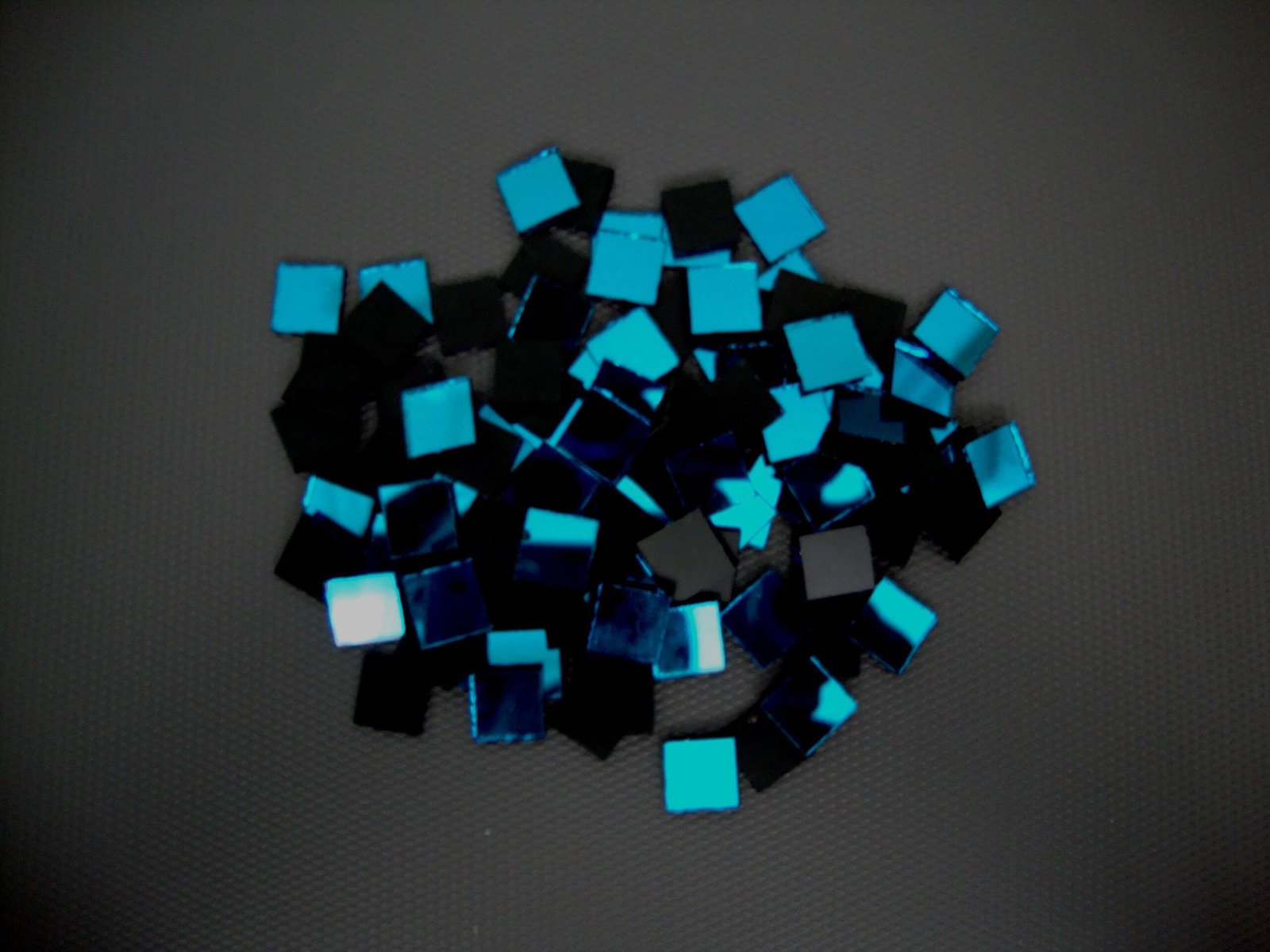 Turquoise mirror glass 1×1 cm, 1.5 mm thick, 300 pieces. - Image 3