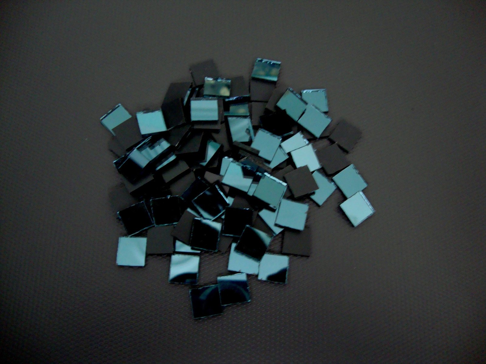 Azure blue mirror glass 1×1 cm, 1.8 mm thick, 300 pieces. - Image 3