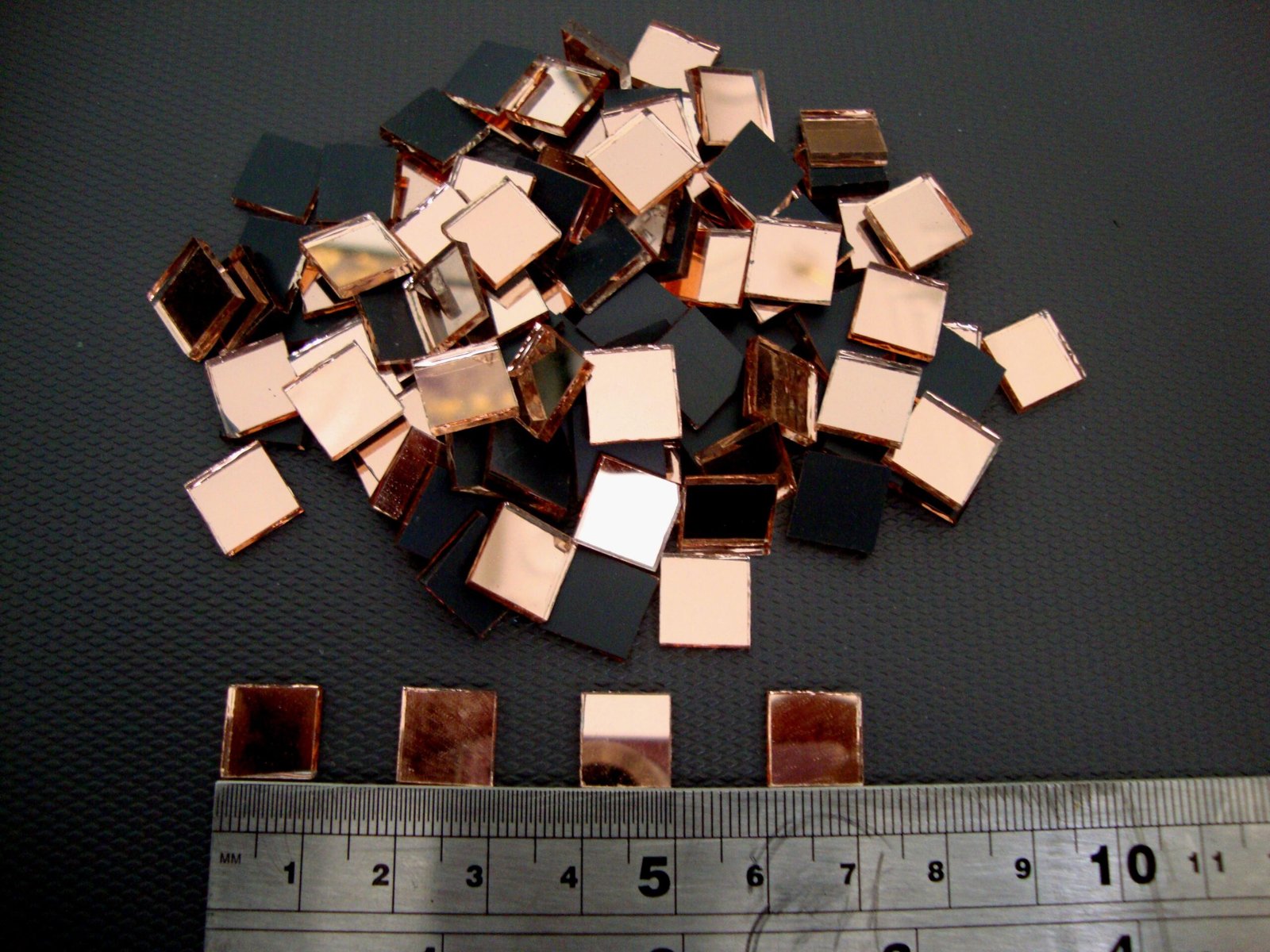 Rose gold mirror glass 1×1 cm, 1.8 mm thick, 300 pieces. - Image 2
