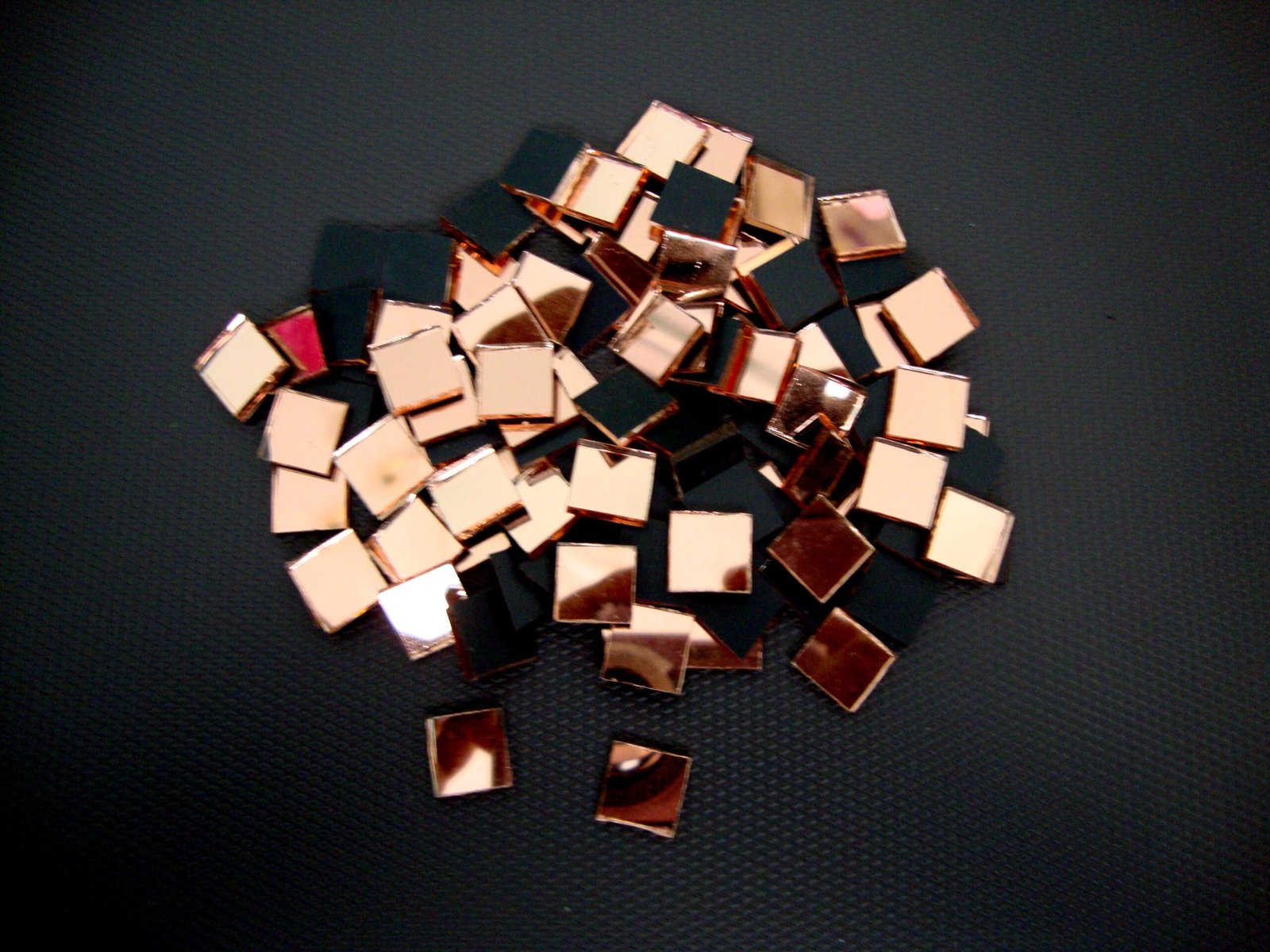 Rose gold mirror glass 1×1 cm, 1.8 mm thick, 300 pieces. - Image 3