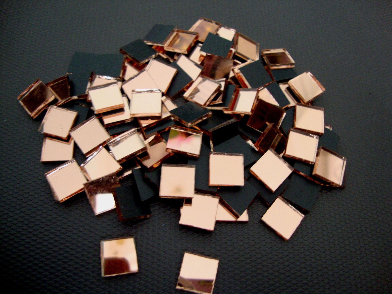 Rose gold mirror glass 1×1 cm, 1.8 mm thick, 300 pieces.