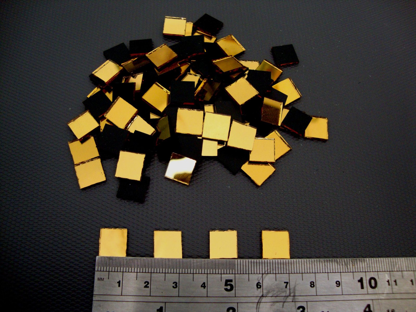 Gold mirror glass 1x1 cm, 1.5 mm thick, 300 pieces. - Image 2
