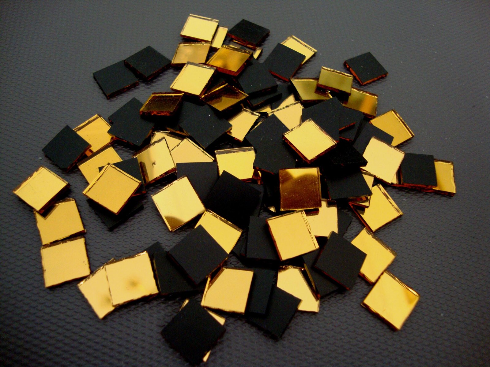 Gold mirror glass 1x1 cm, 1.5 mm thick, 300 pieces.