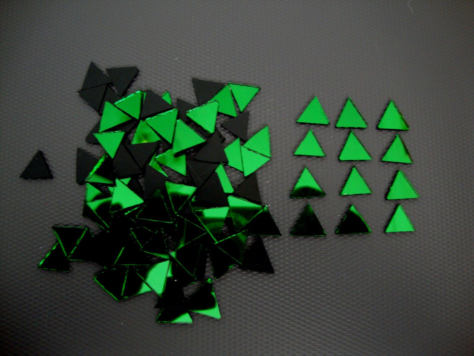 Mosaic 300 pieces triangular Green mirror glass, 1x1x1 cm. - Image 3