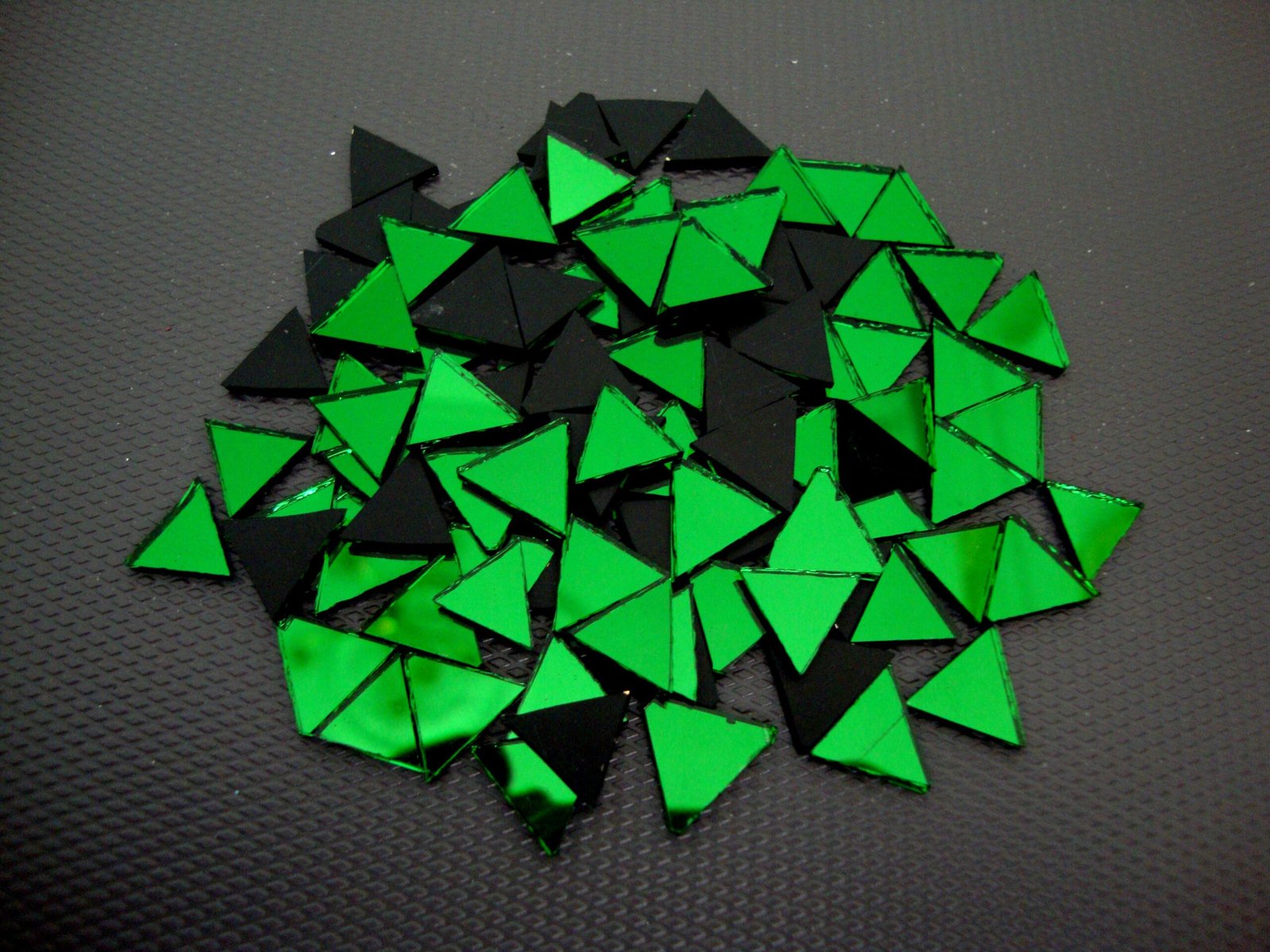 Mosaic 300 pieces triangular Green mirror glass, 1x1x1 cm.