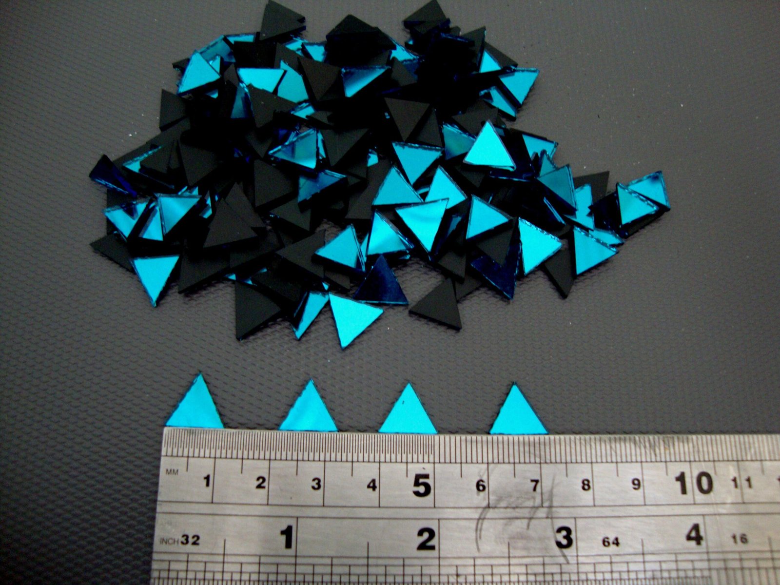 Mosaic 300 pieces triangular Turquoise mirror glass, 1x1x1 cm. - Image 2