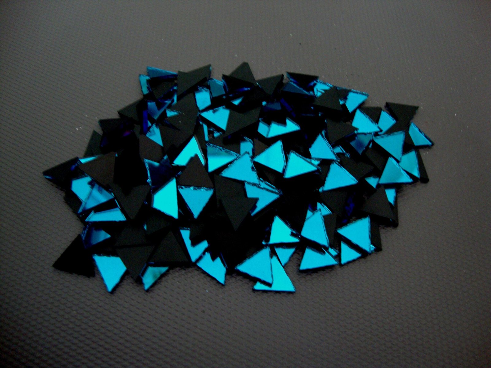 Mosaic 300 pieces triangular Turquoise mirror glass, 1x1x1 cm.