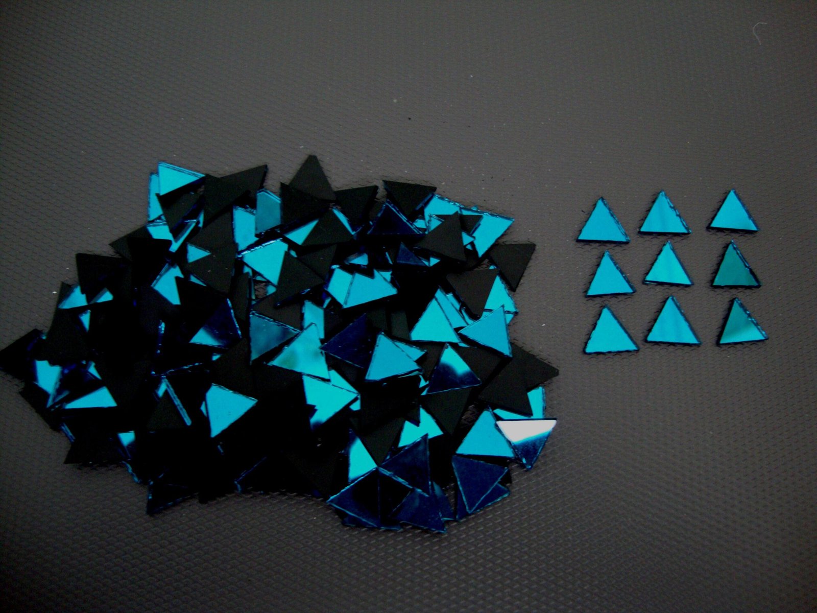 Mosaic 300 pieces triangular Turquoise mirror glass, 1x1x1 cm. - Image 3