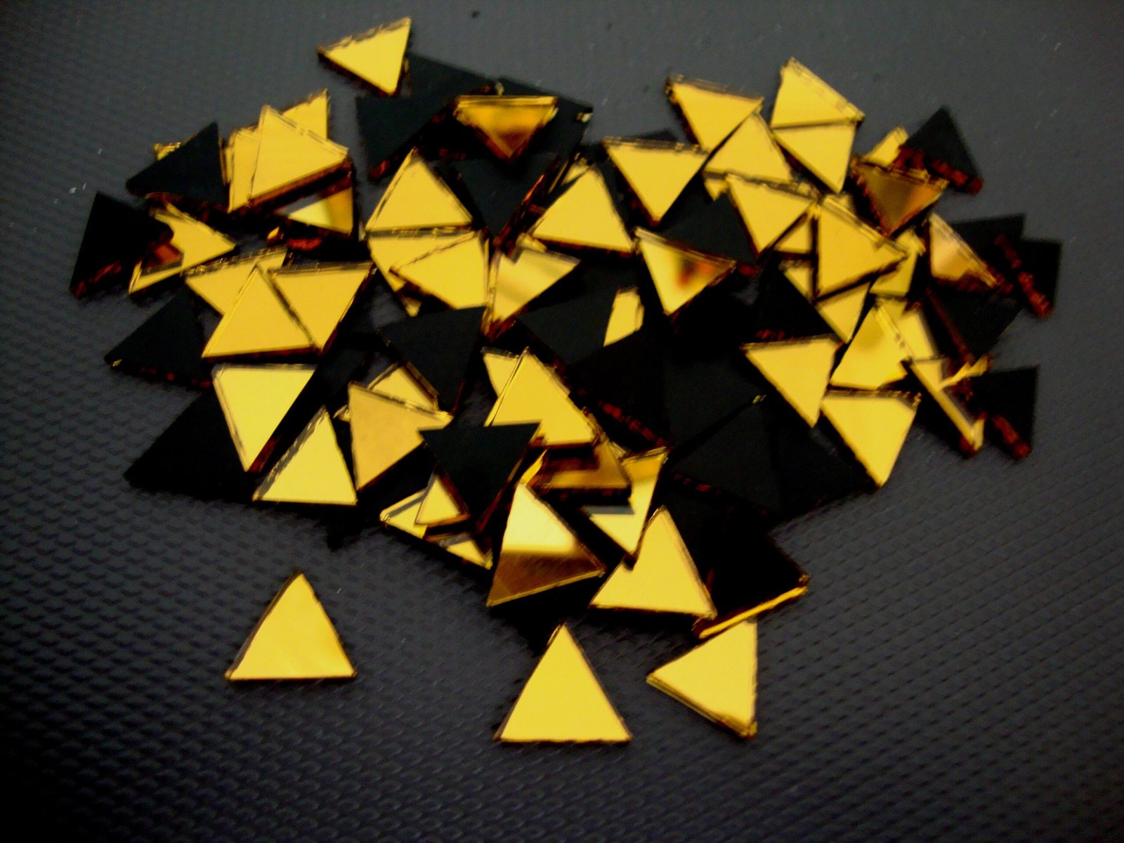 Mosaic 300 pieces triangular Gold mirror glass, 1x1x1 cm.