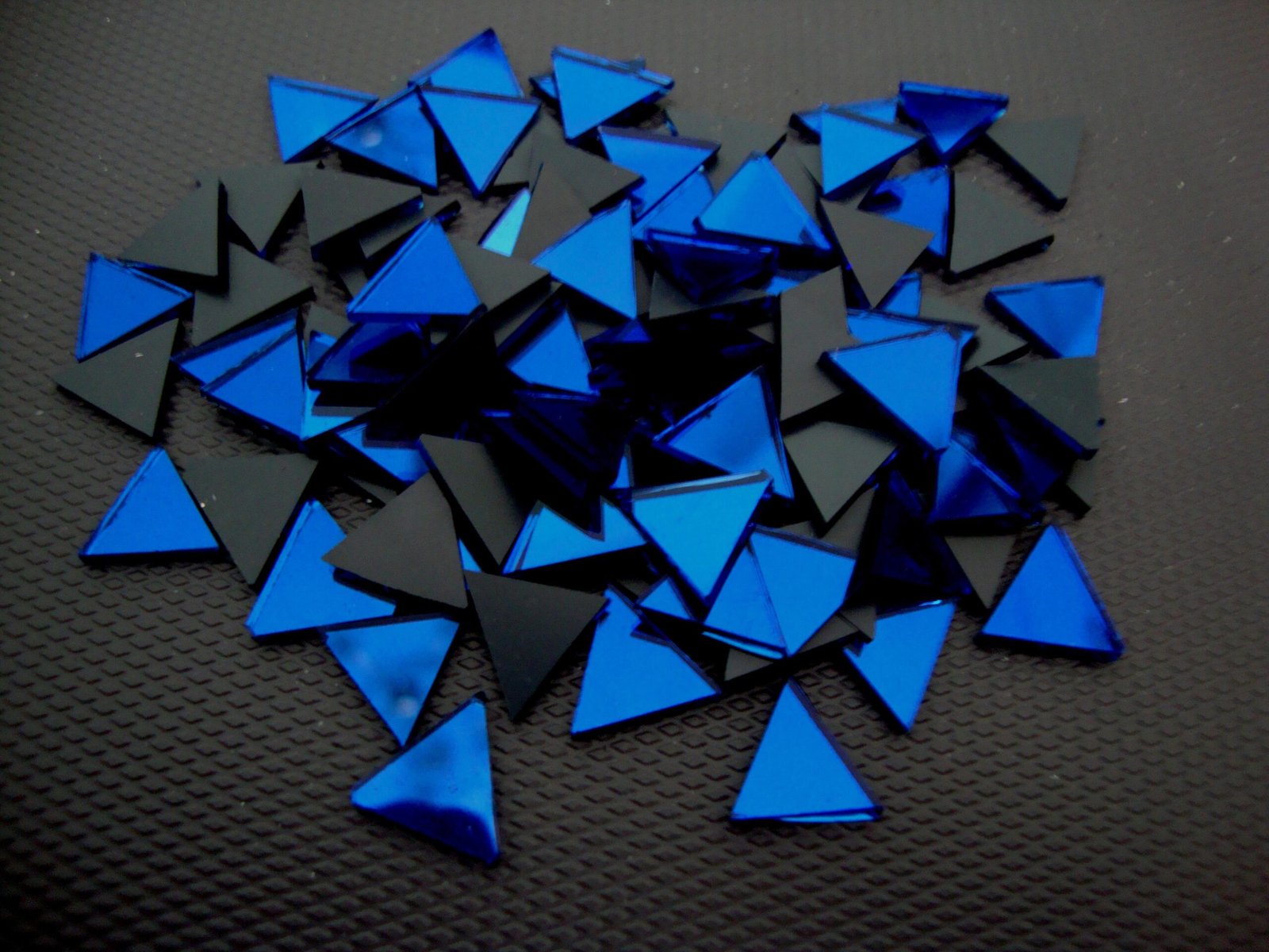Mosaic 300 pieces triangular Royal blue mirror glass, 1x1x1 cm.