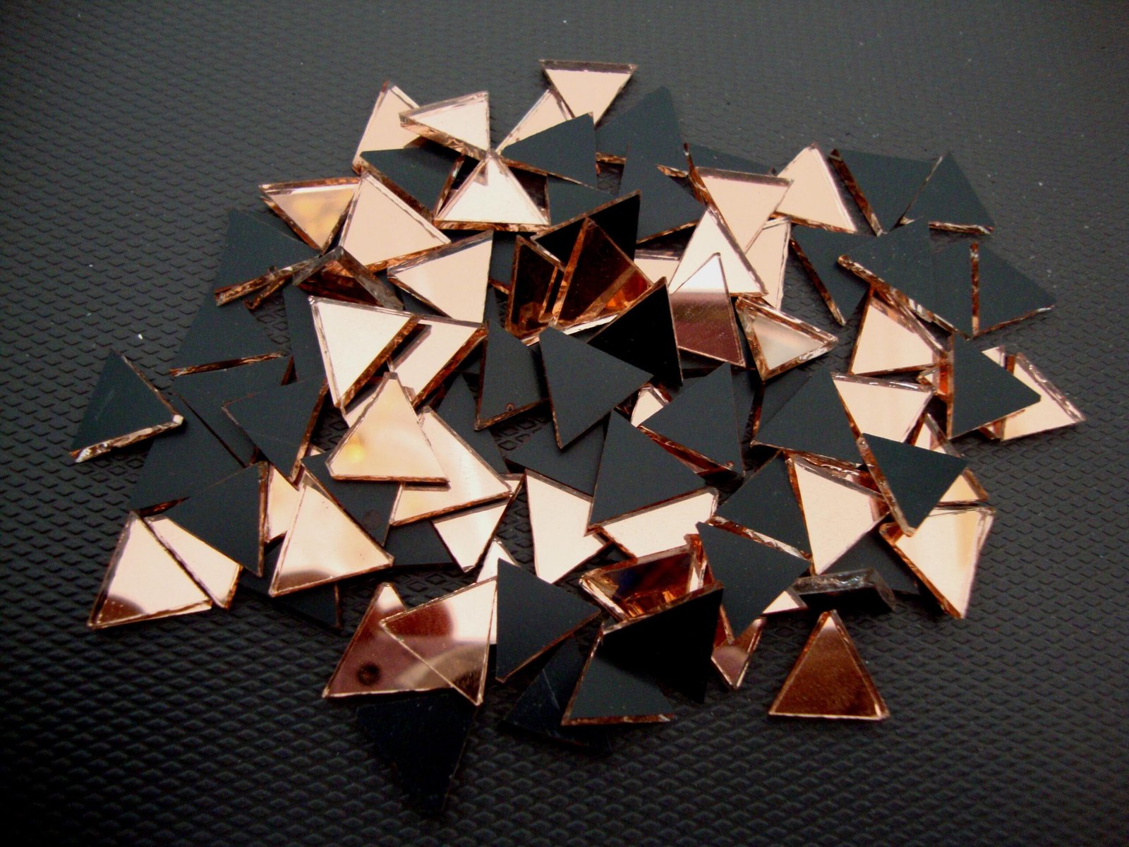 Mosaic 300 pieces triangular Rose gold mirror glass, 1x1x1 cm. - Image 3
