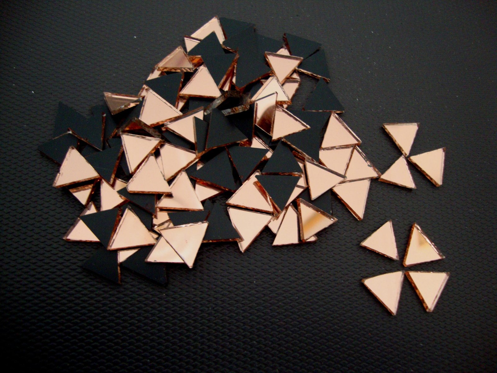 Mosaic 300 pieces triangular Rose gold mirror glass, 1x1x1 cm.