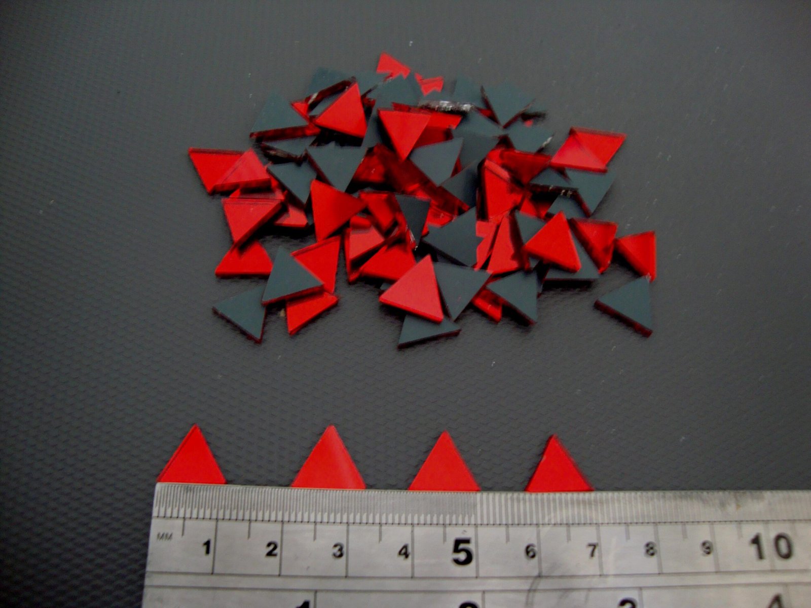 Mosaic 300 pieces triangular Red mirror glass, 1x1x1 cm. - Image 2