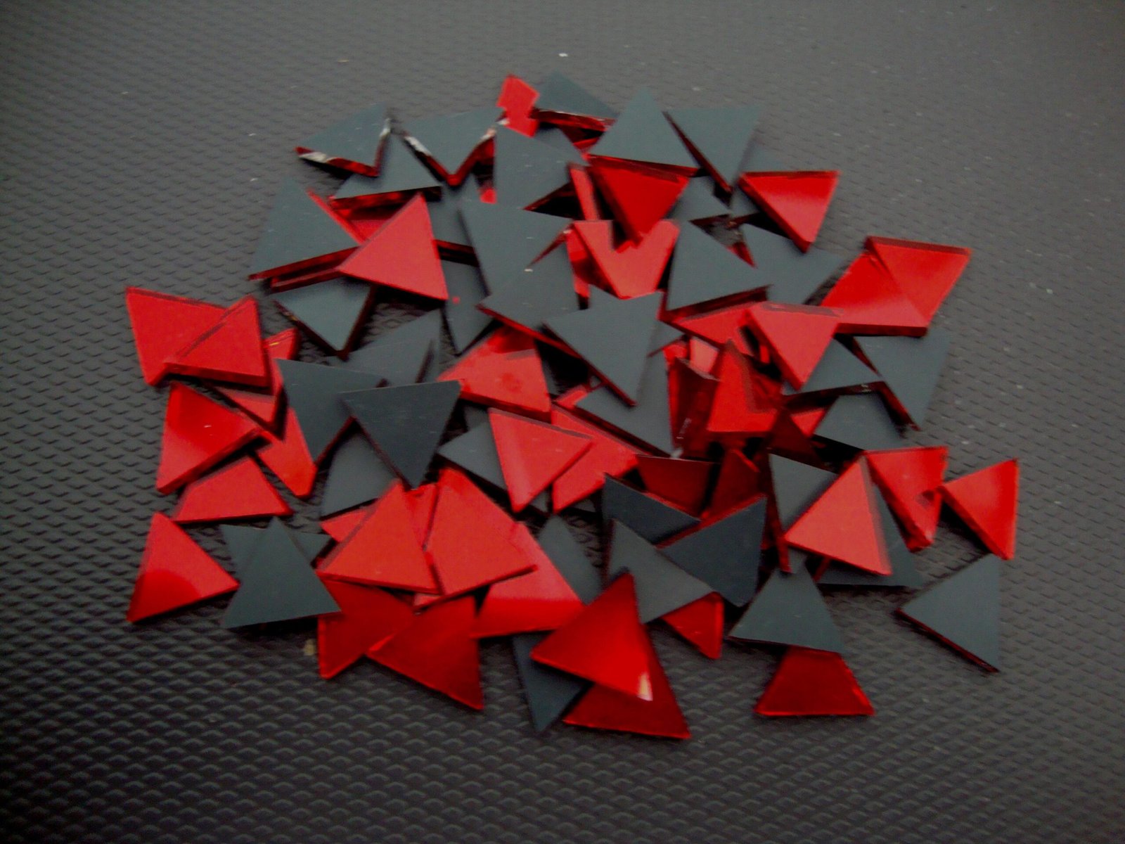 Mosaic 300 pieces triangular Red mirror glass, 1x1x1 cm.