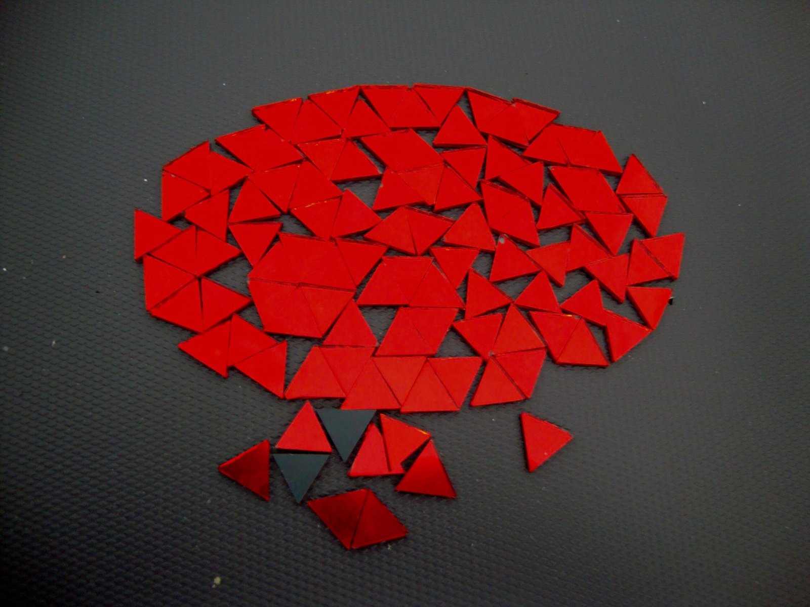 Mosaic 300 pieces triangular Red mirror glass, 1x1x1 cm. - Image 3