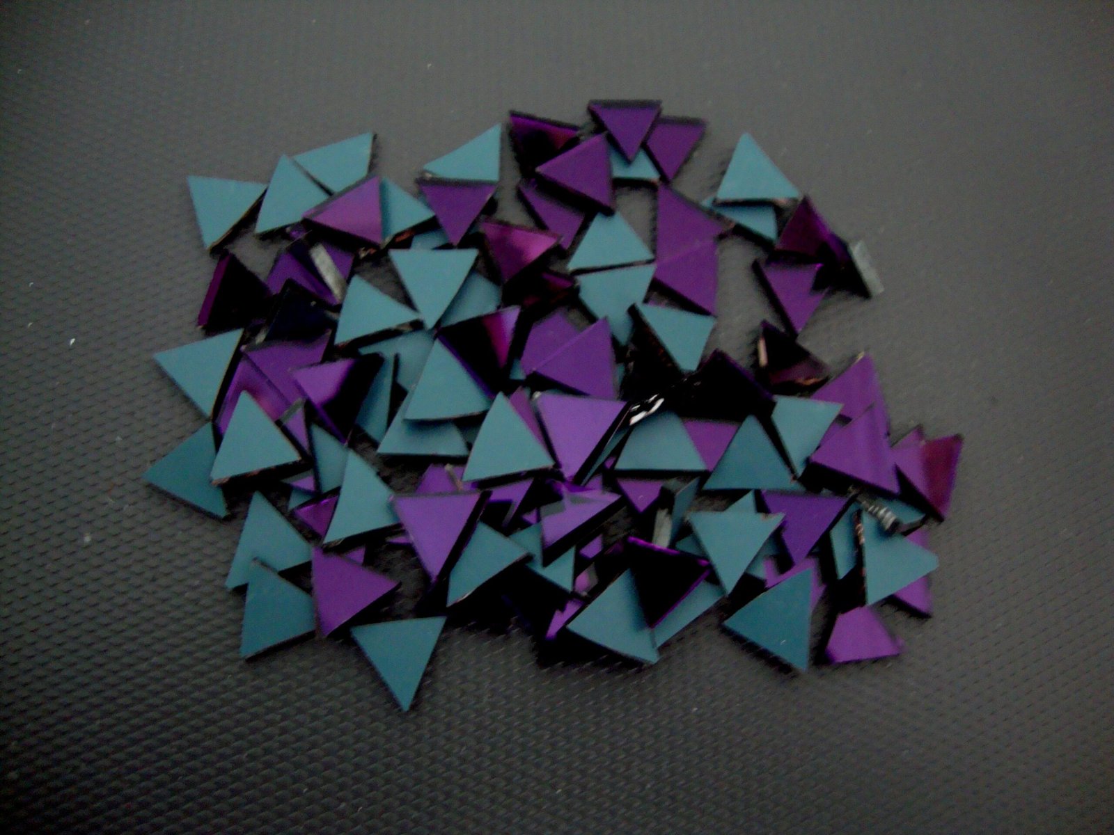 Mosaic 300 pieces triangular Purple mirror glass, 1x1x1 cm.