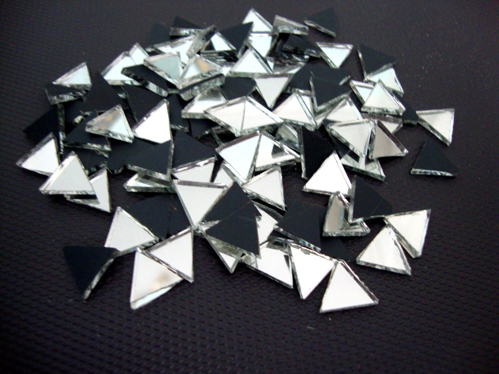 Mosaic 300 pieces triangular Silver mirror glass, 1x1x1 cm.