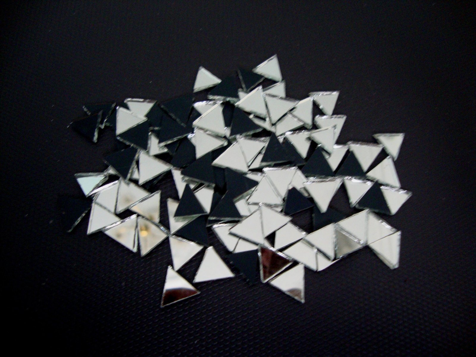 Mosaic 300 pieces triangular Silver mirror glass, 1x1x1 cm. - Image 3