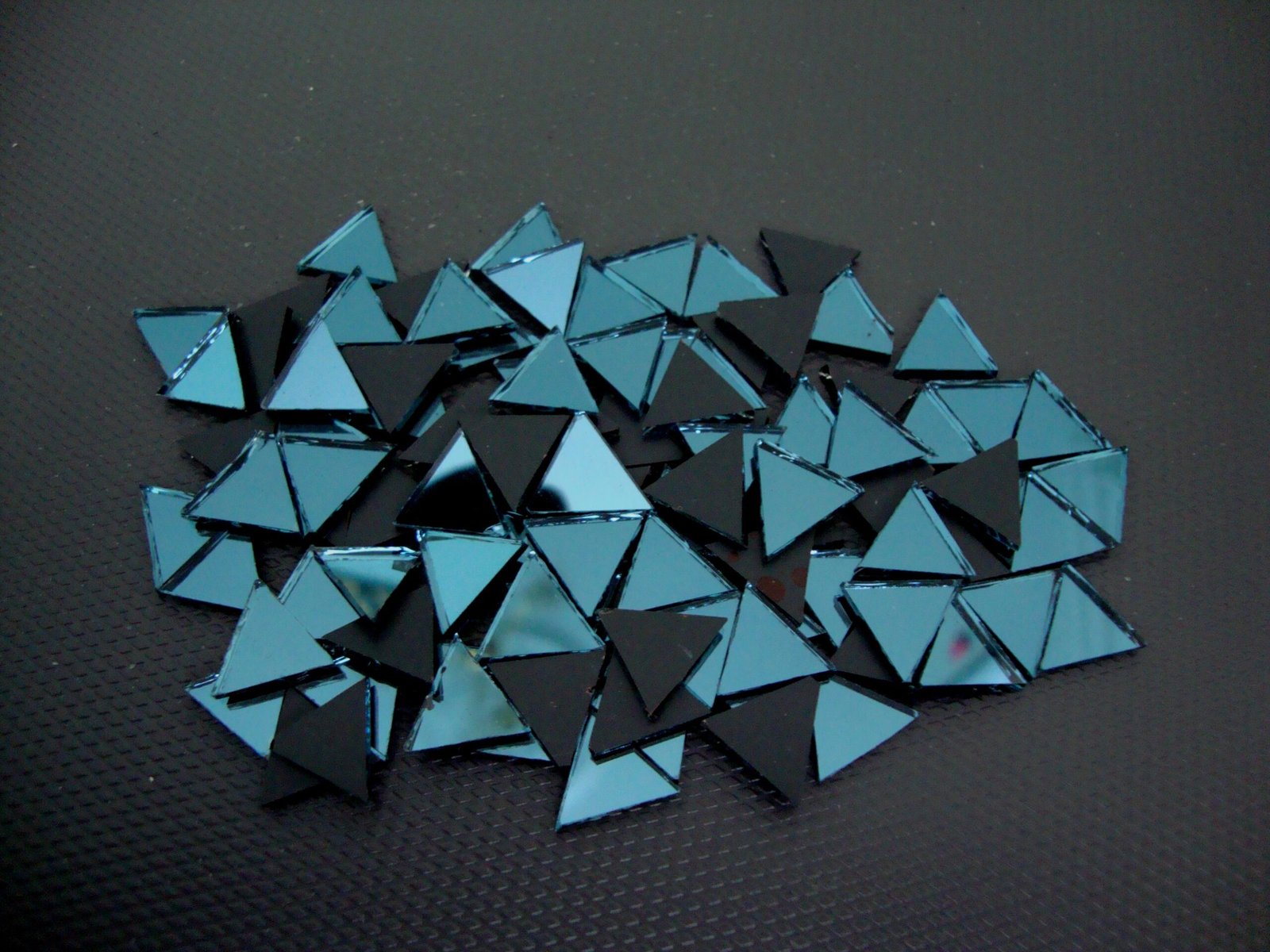 Mosaic 300 pieces triangular Azure blue mirror glass, 1x1x1 cm.