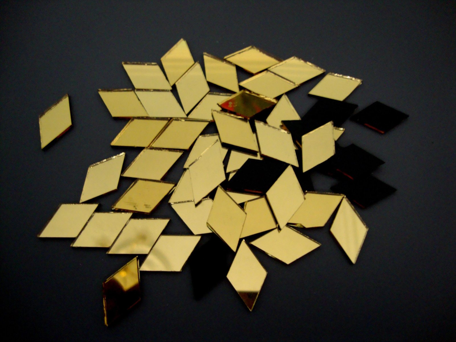 Mosaic 200 pieces Diamond shaped Gold mirror glass, 1x 2 cm.