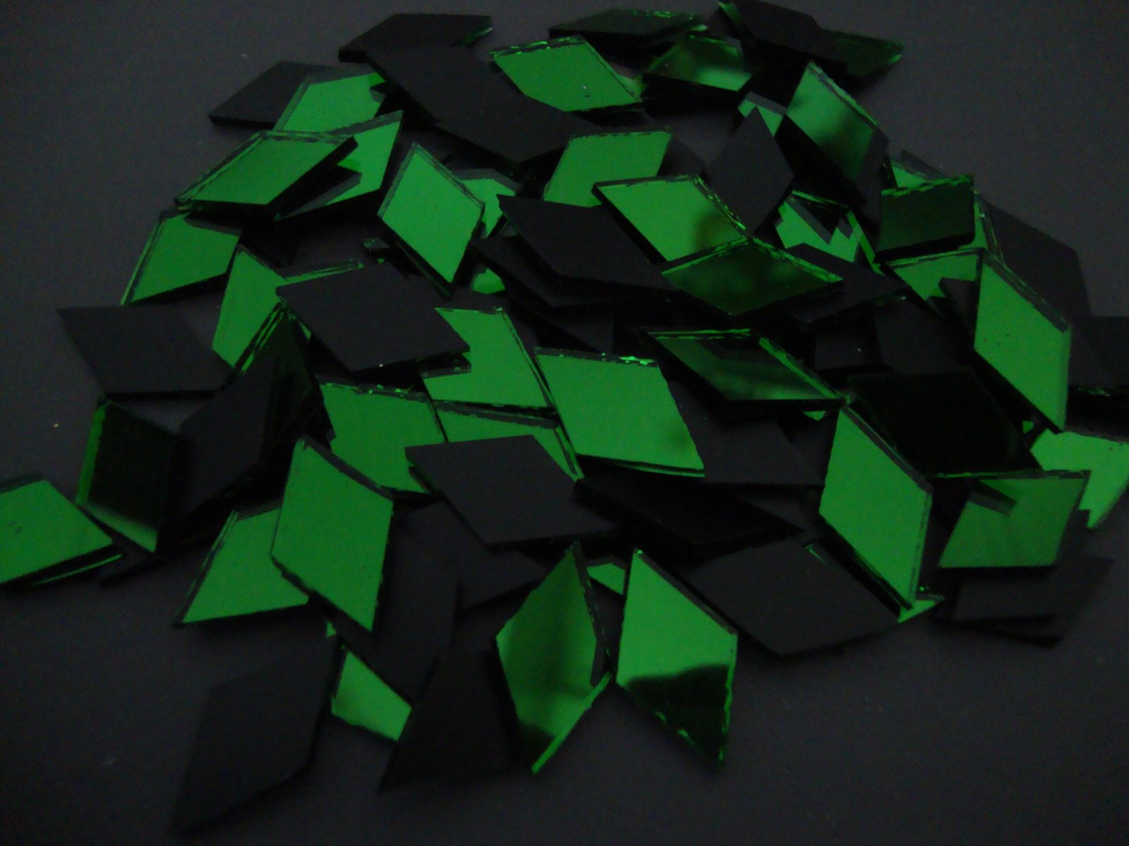 Mosaic 200 pieces Diamond shaped Green mirror glass, 1x 2 cm.