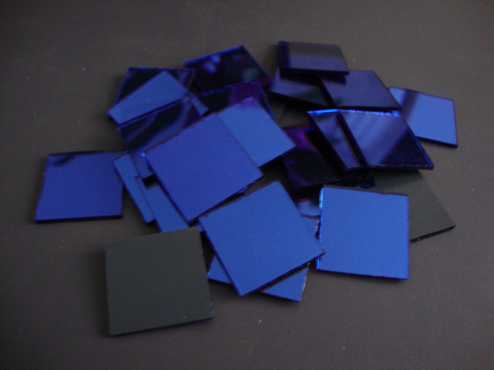 Mosaic 100 pieces Square shaped Royal blue mirror glass, 2 x 2 cm.