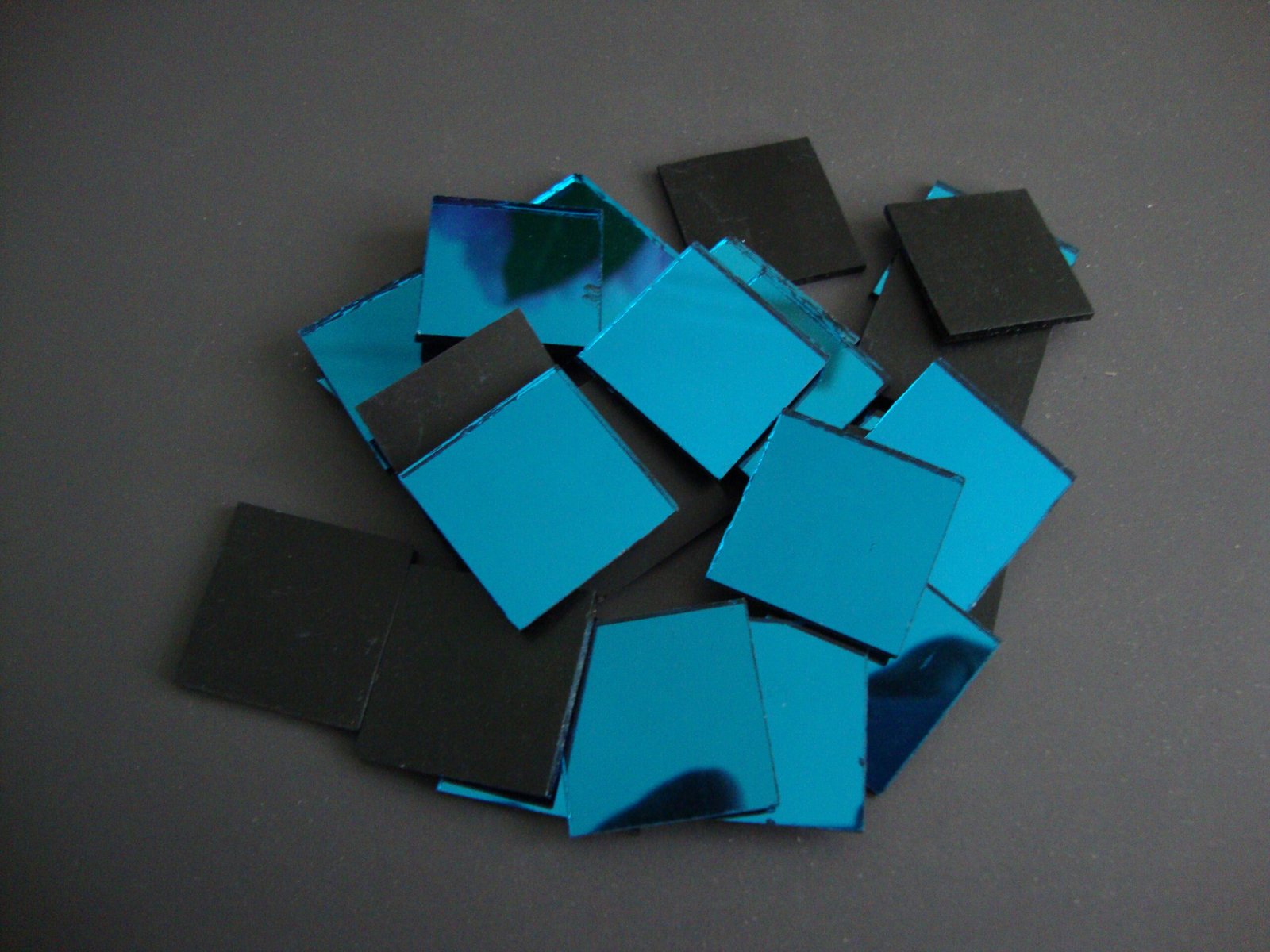 Mosaic 100 pieces Square shaped Turquoise mirror glass, 2 x 2 cm.