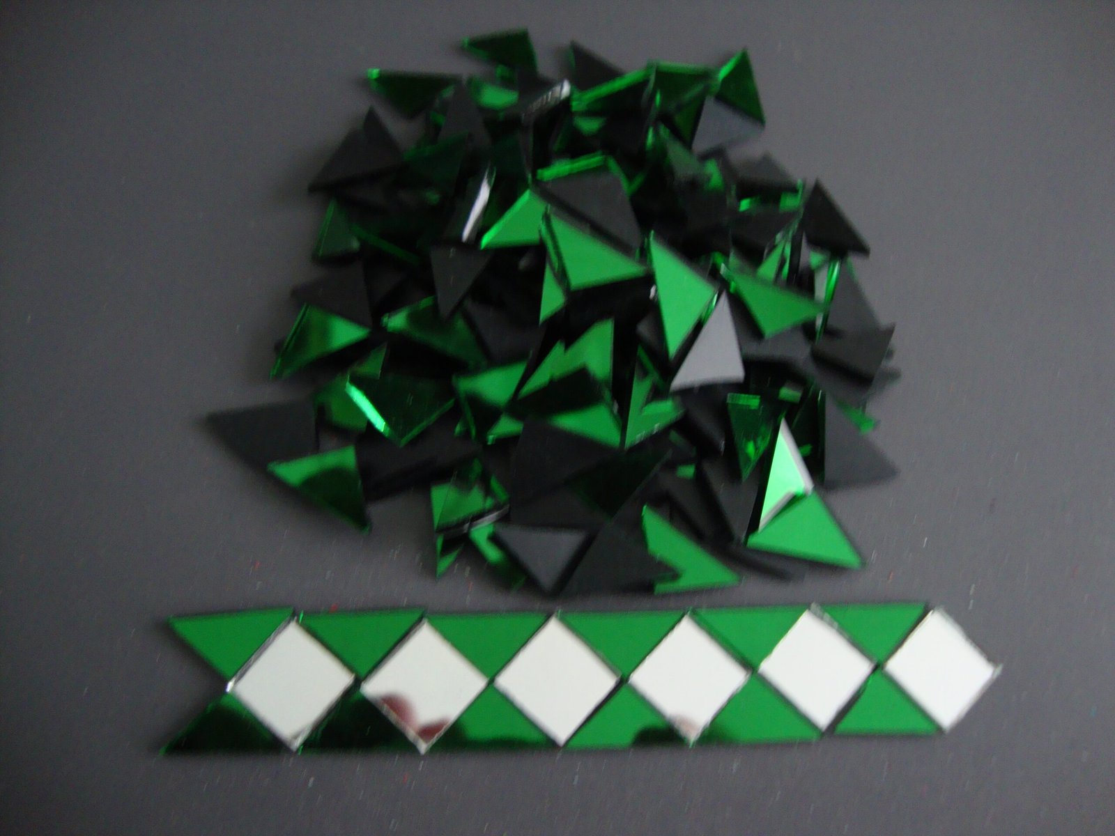 Mosaic 300 pieces triangular Green mirror glass, 1x1x1.5 cm. - Image 2