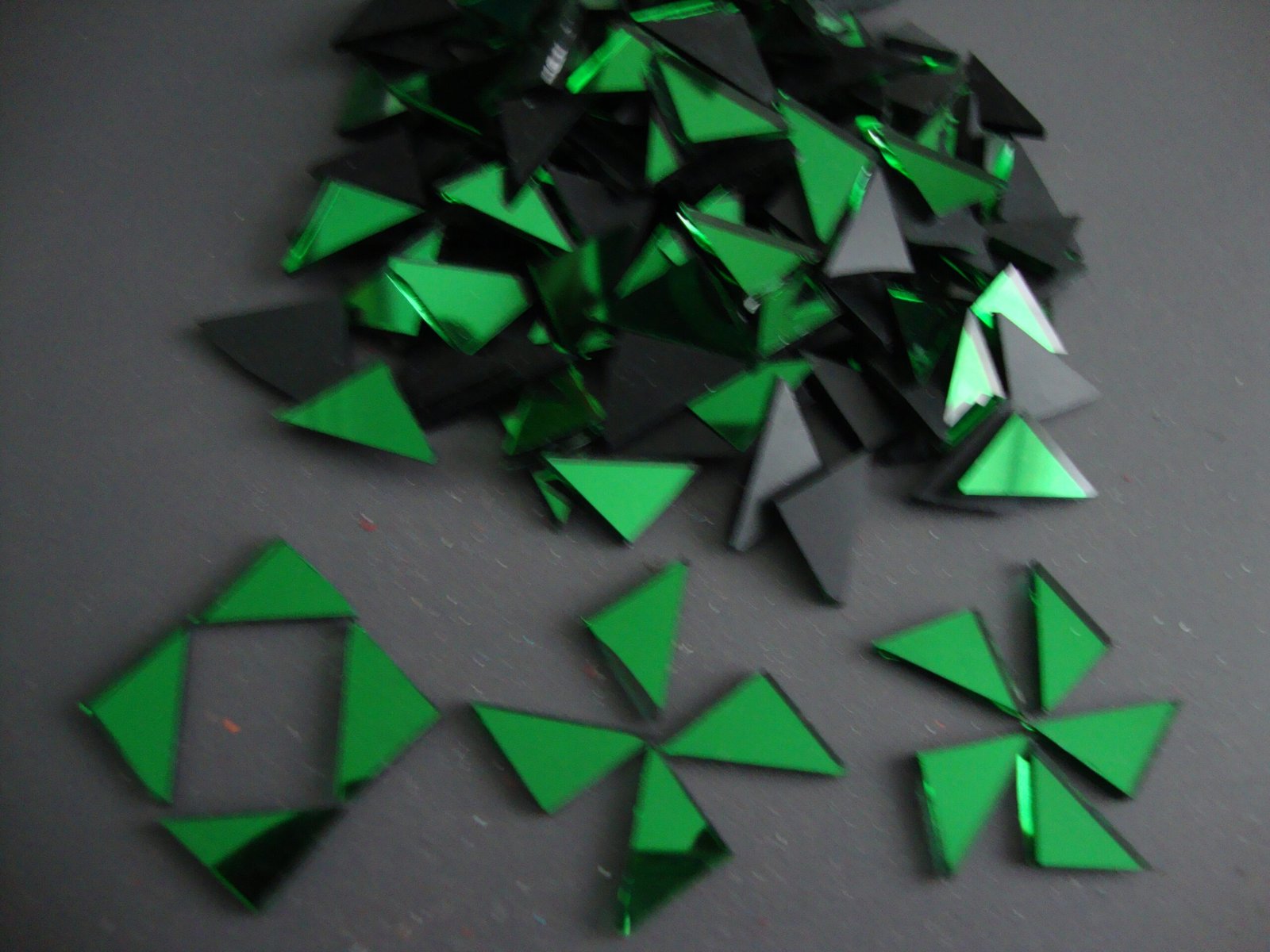 Mosaic 300 pieces triangular Green mirror glass, 1x1x1.5 cm.