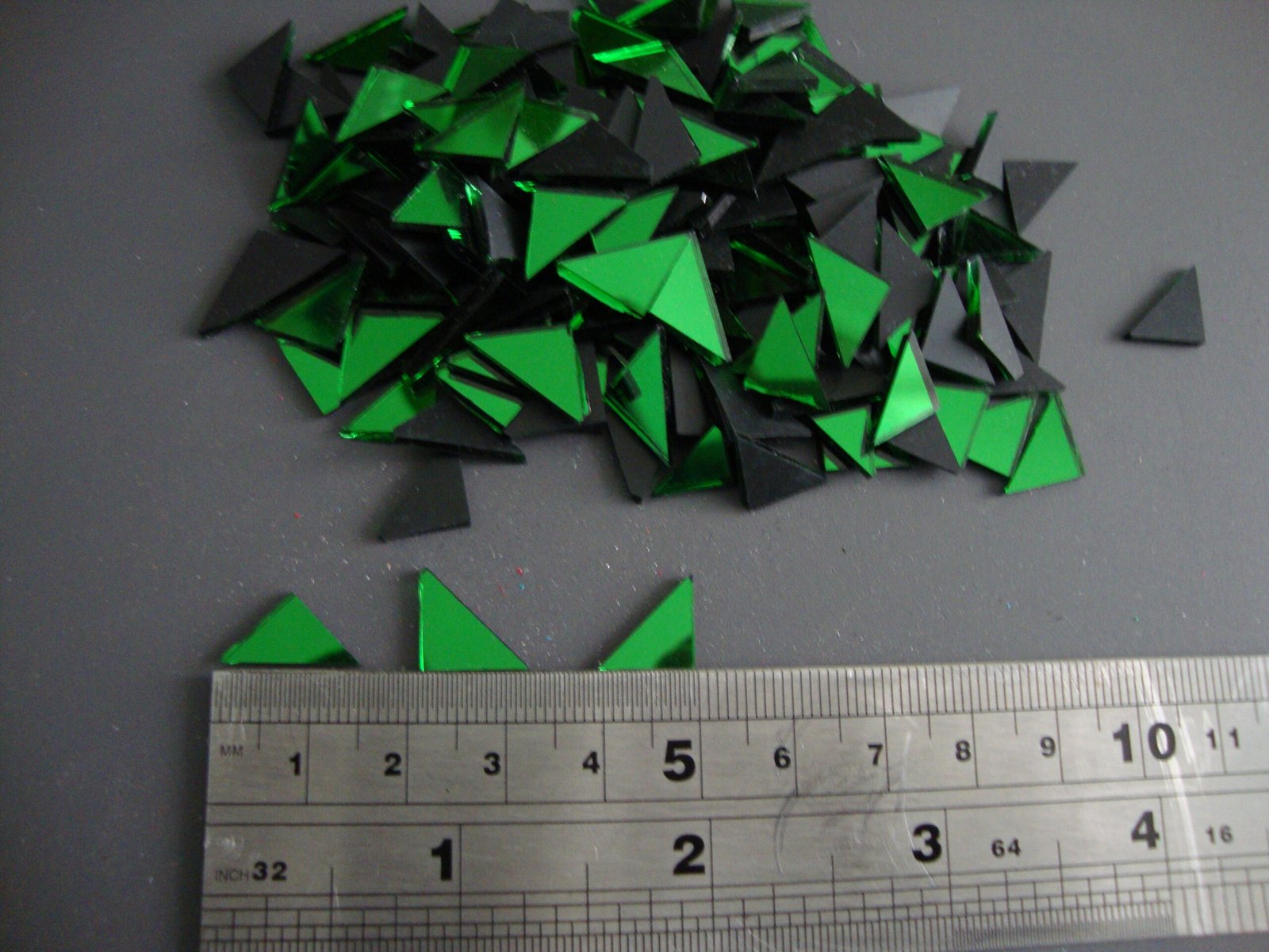 Mosaic 300 pieces triangular Green mirror glass, 1x1x1.5 cm. - Image 3