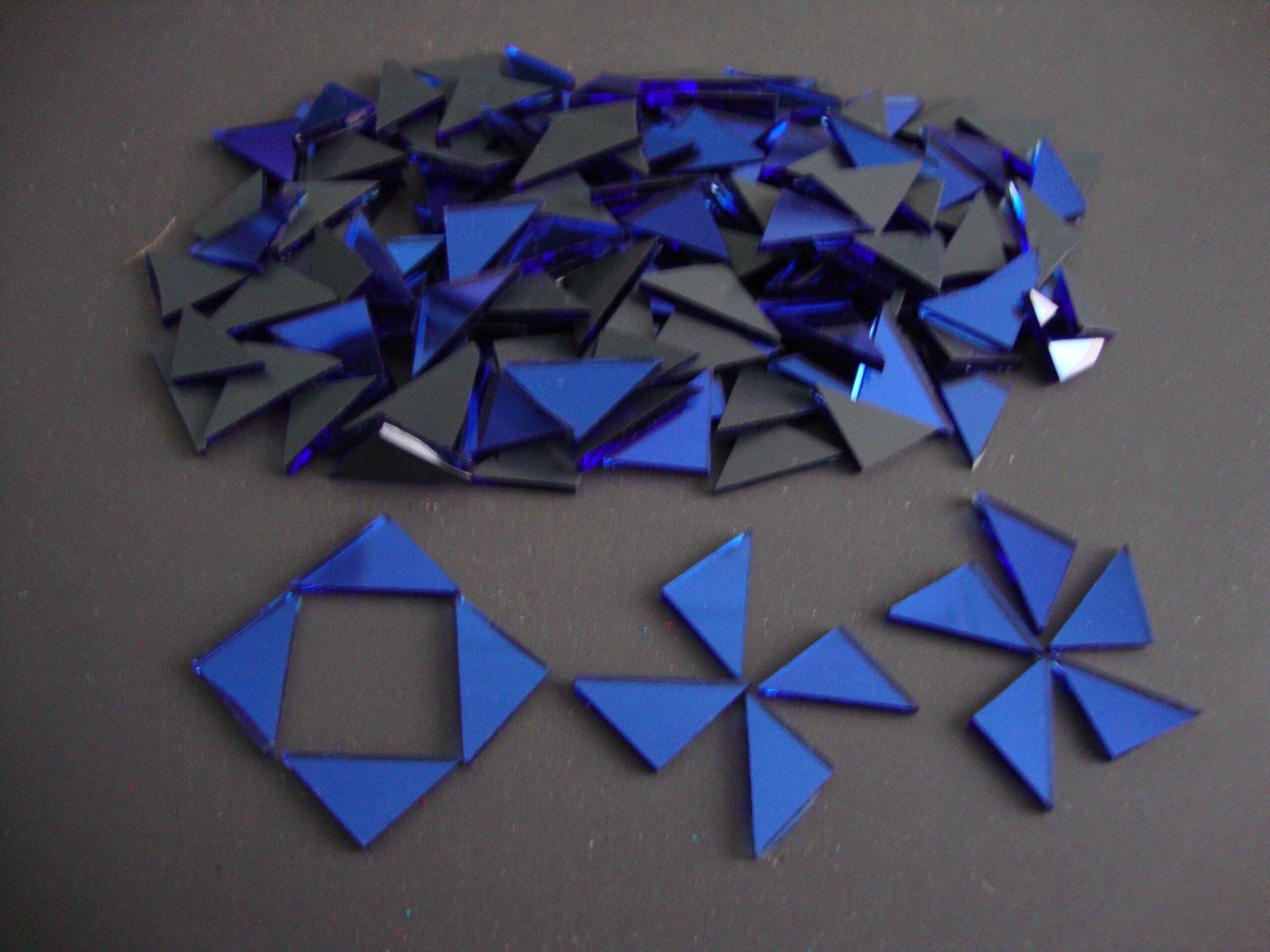 Mosaic 300 pieces triangular Royal blue mirror glass, 1x1x1.5 cm.