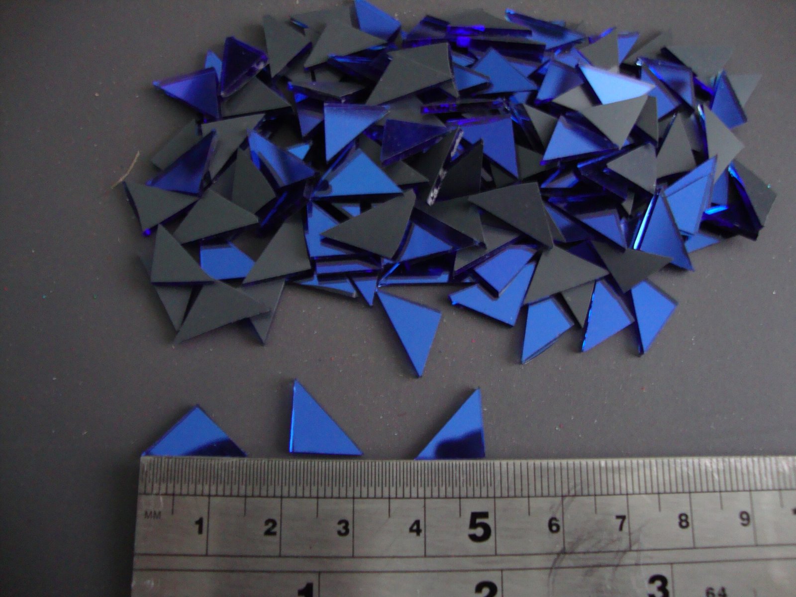 Mosaic 300 pieces triangular Royal blue mirror glass, 1x1x1.5 cm. - Image 2