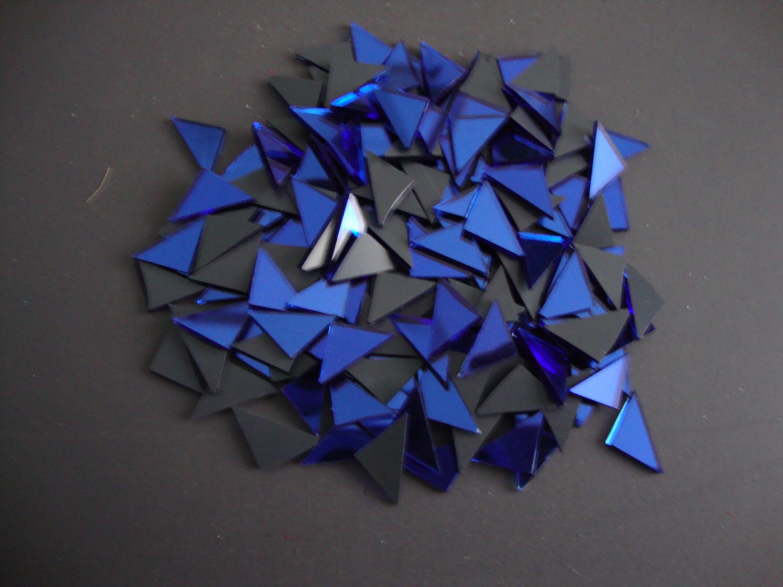 Mosaic 300 pieces triangular Royal blue mirror glass, 1x1x1.5 cm. - Image 3