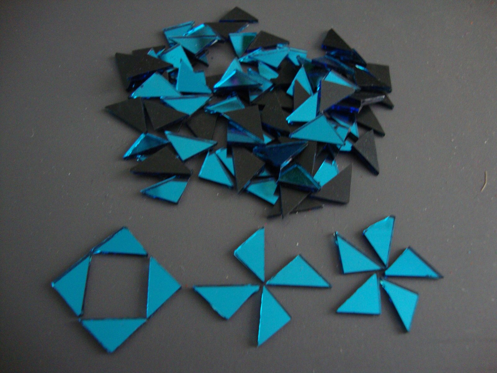 Mosaic 300 pieces triangular Gold mirror glass, 1x1x1.5 cm.