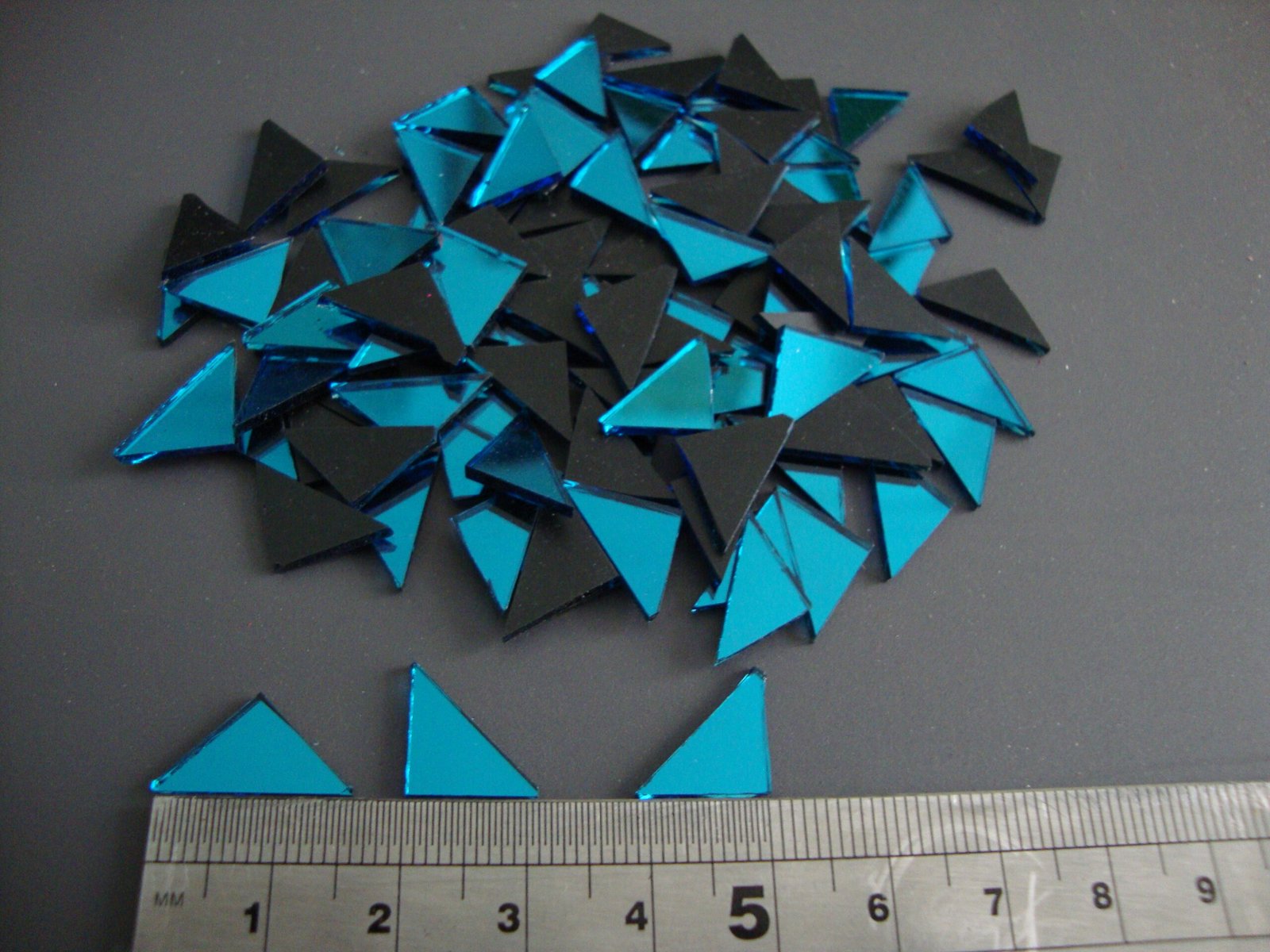 Mosaic 300 pieces triangular Gold mirror glass, 1x1x1.5 cm. - Image 2