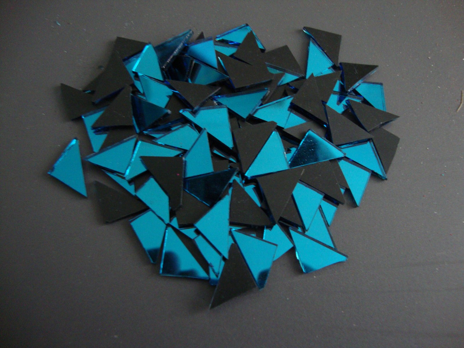 Mosaic 300 pieces triangular Gold mirror glass, 1x1x1.5 cm. - Image 3