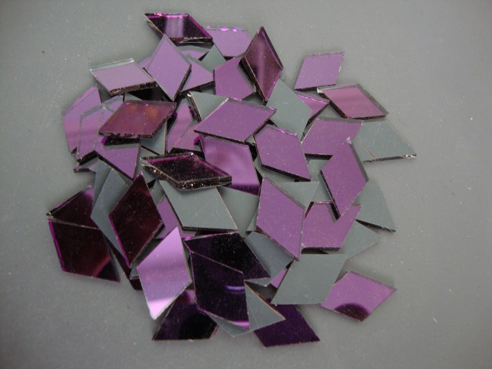 Mosaic 200 pieces Diamond shaped Purple mirror glass, 1x 2 cm.