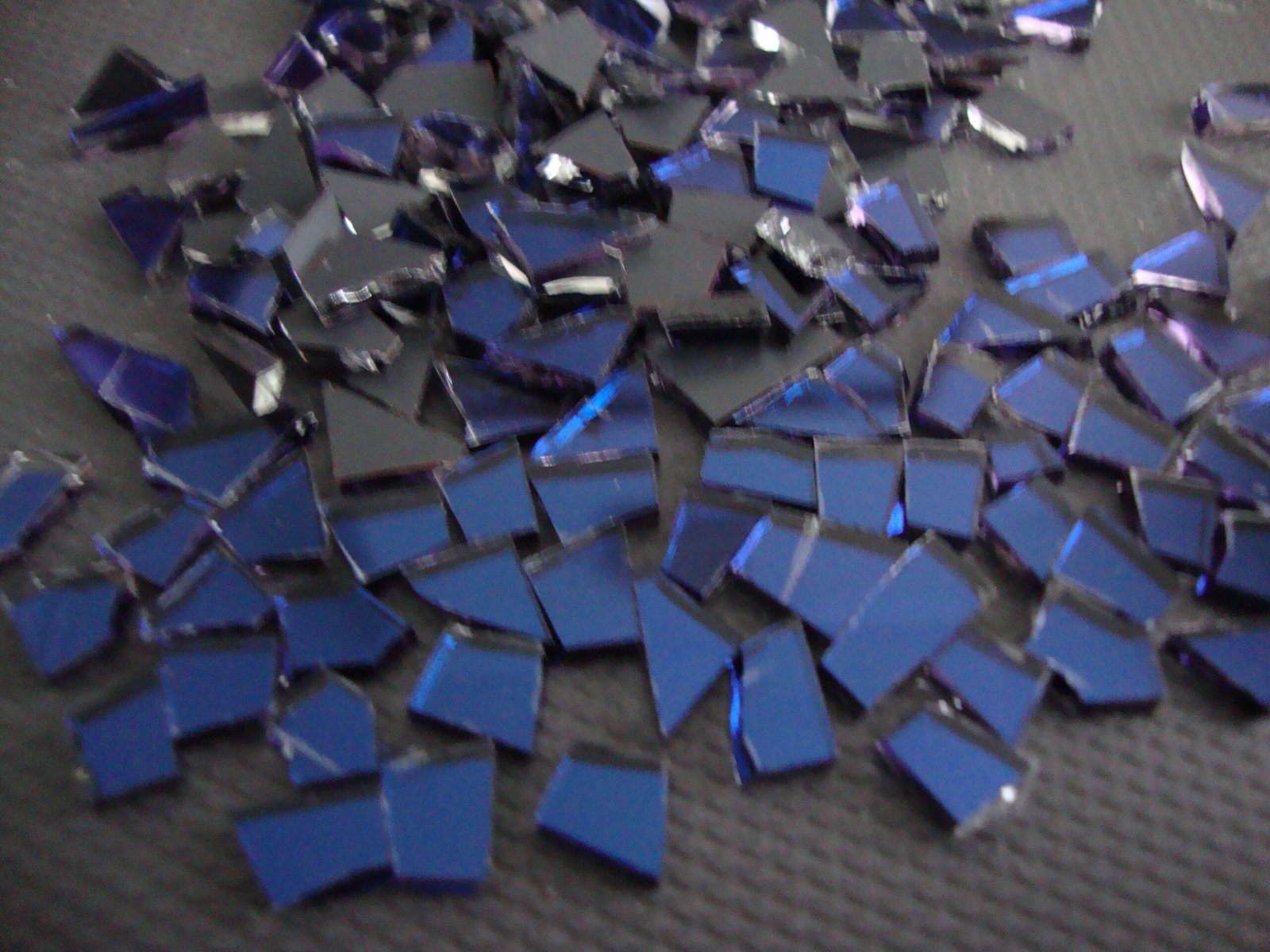 Dark blue mirror glass, tiny off cuts. 500 pieces 1.8 mm thick. - Image 2