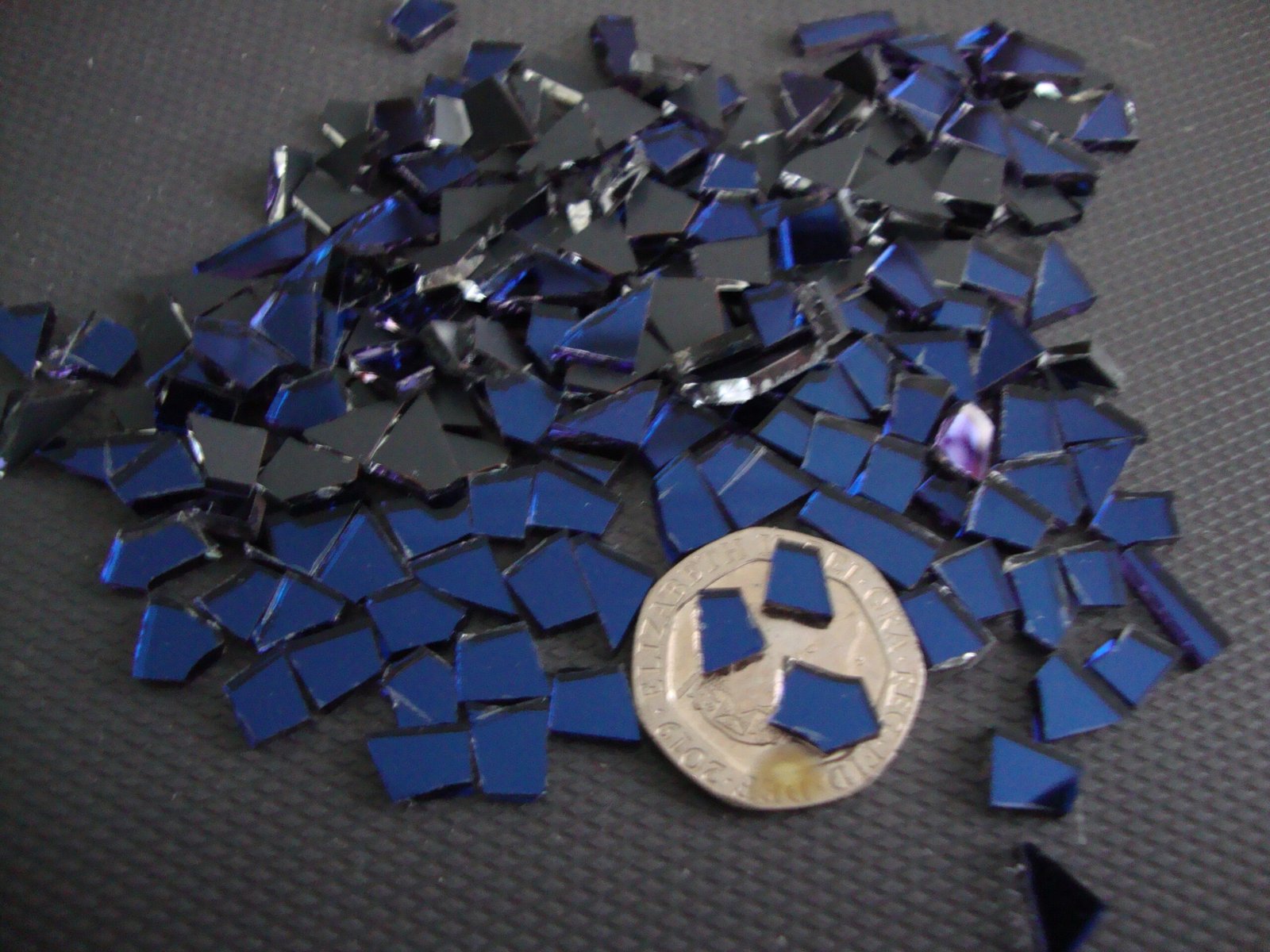 Dark blue mirror glass, tiny off cuts. 500 pieces 1.8 mm thick. - Image 3
