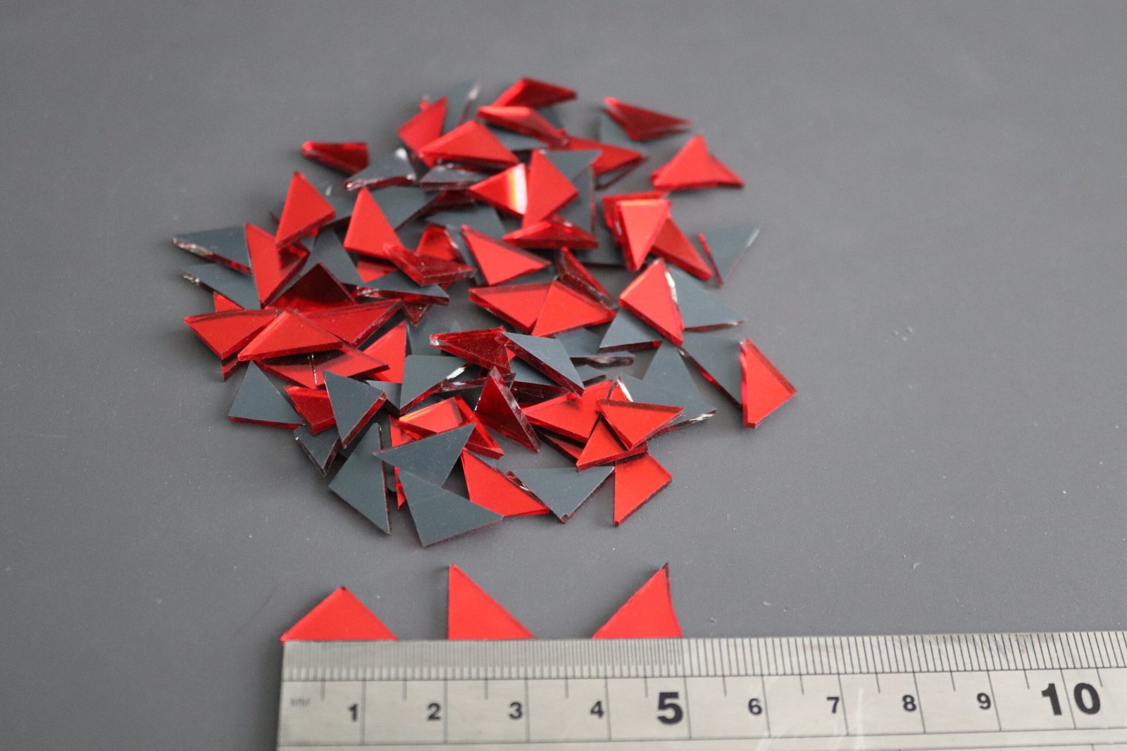 Mosaic 500 pieces triangular Red mirror glass, 1x1x1.5 cm. - Image 2