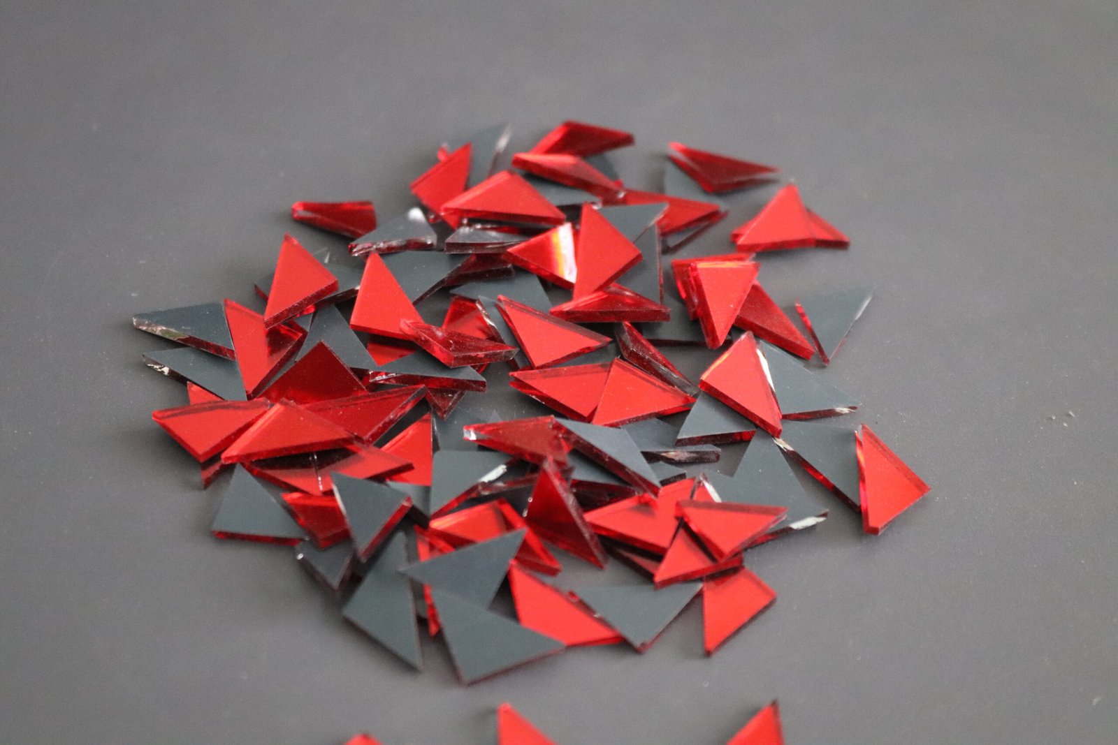 Mosaic 500 pieces triangular Red mirror glass, 1x1x1.5 cm. - Image 3