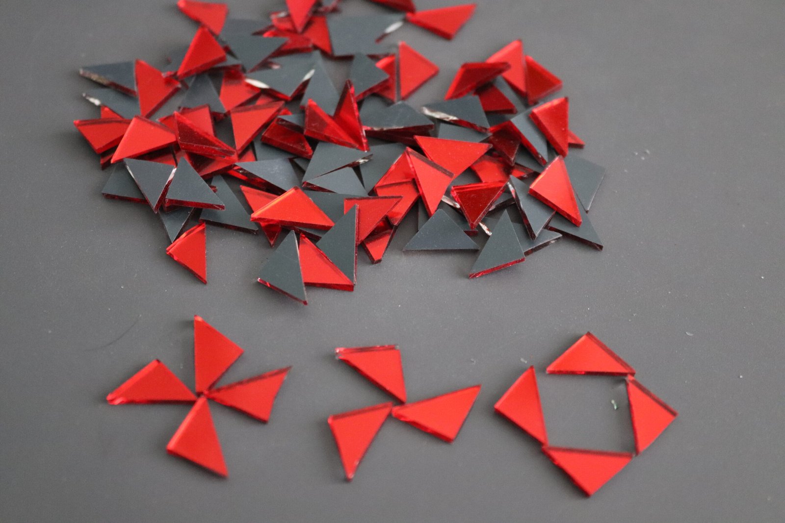 Mosaic 500 pieces triangular Red mirror glass, 1x1x1.5 cm.