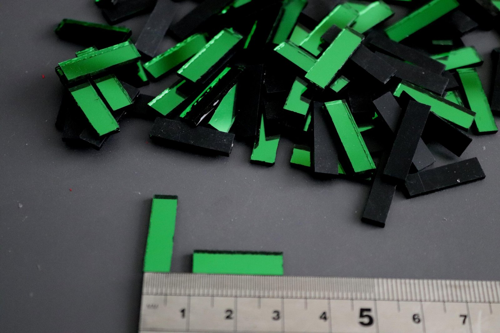 Mosaic 100 pieces Green mirror glass strips, 2 x 0.5 cm. - Image 2