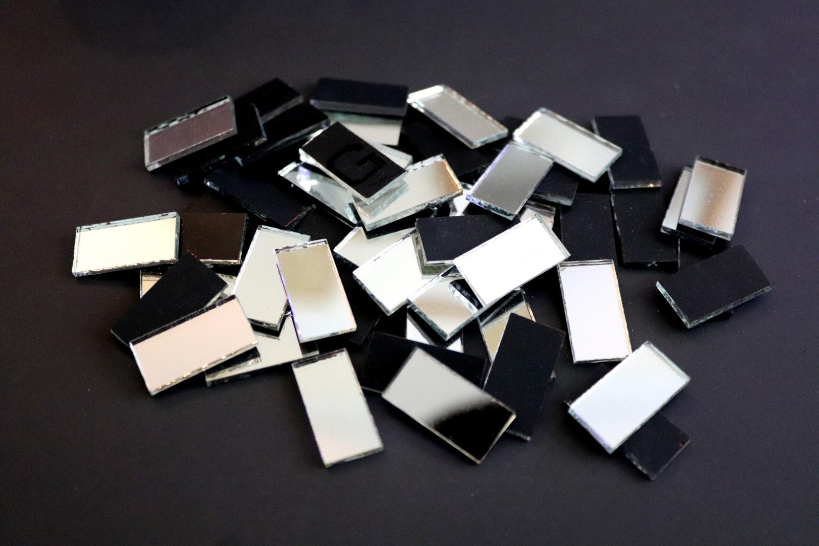 Mosaic 100 pieces Silver mirror glass strips, 2 x 1 cm.