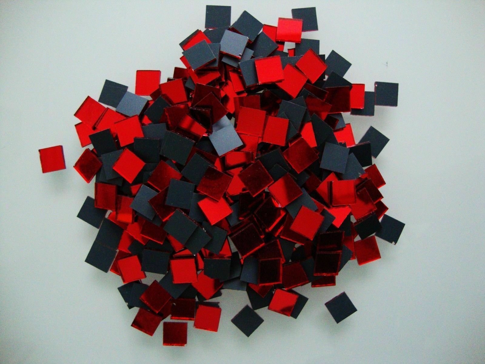 Red mirror glass 1×1 cm, 1.8 mm thick, 300 pieces.