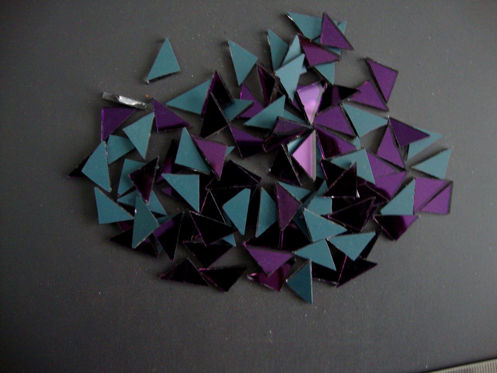 Mosaic 300 pieces triangular Purple mirror glass, 1x1x1.5 cm. - Image 2